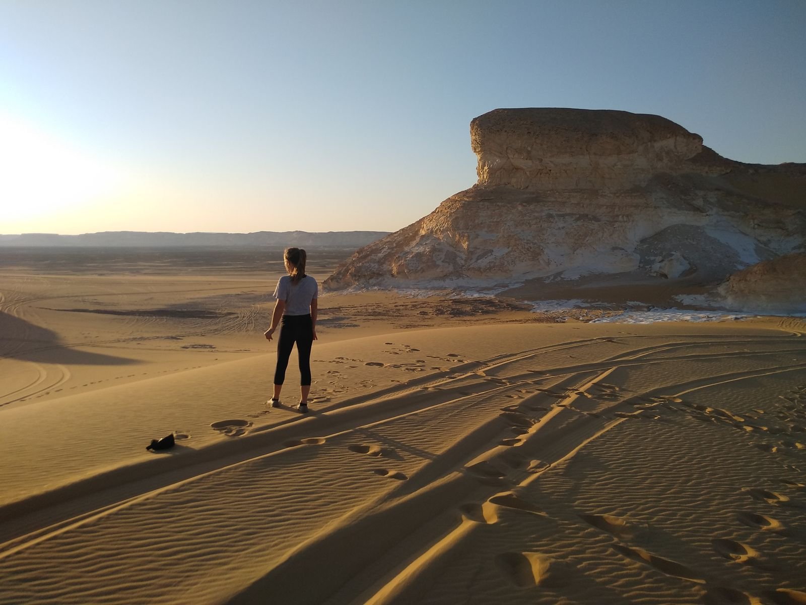 Un voyageur contemplant les formations rocheuses d'Agabat au coucher du soleil
