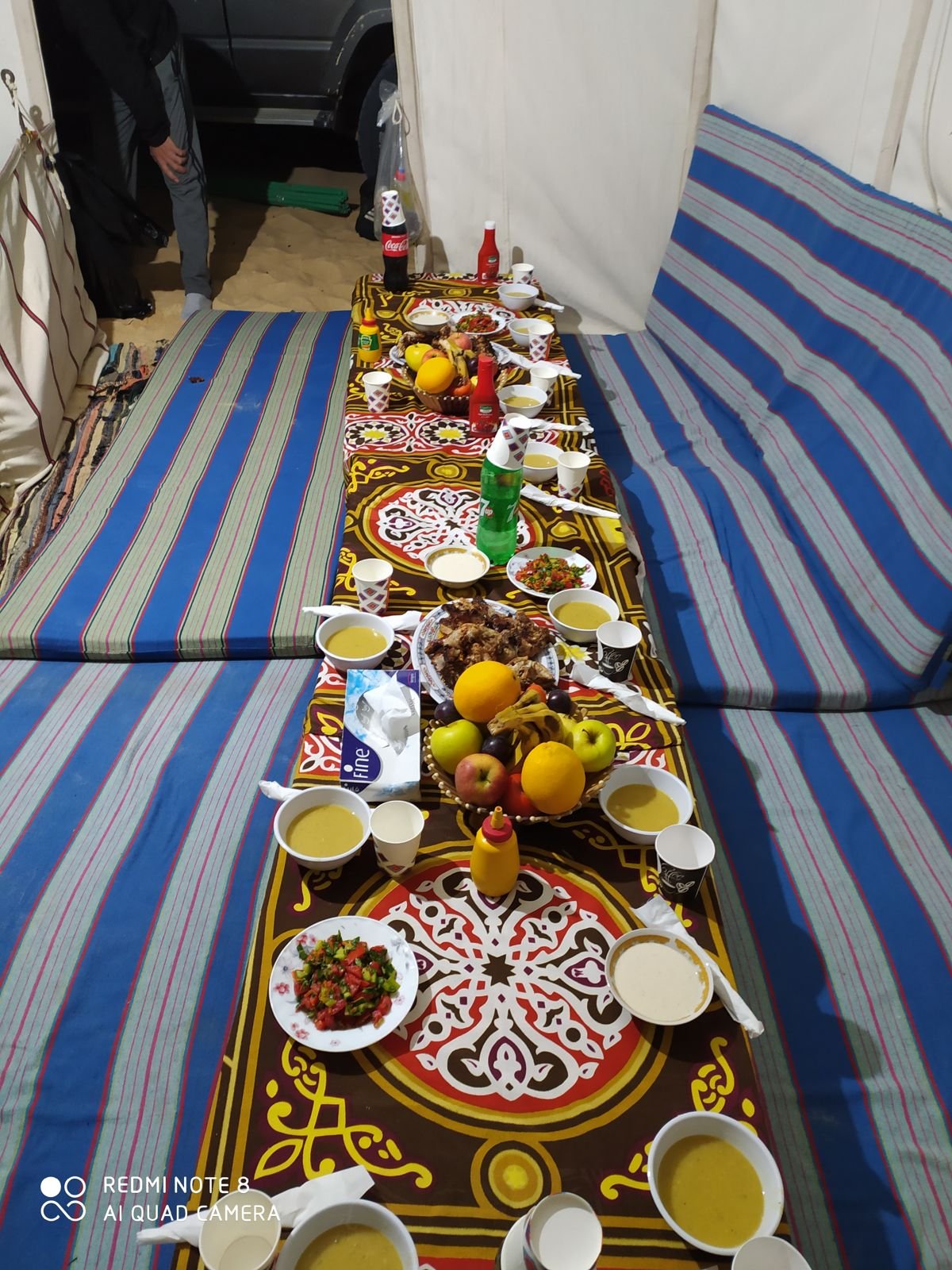 Dîner bédouin traditionnel sous une tente de camp dans le désert