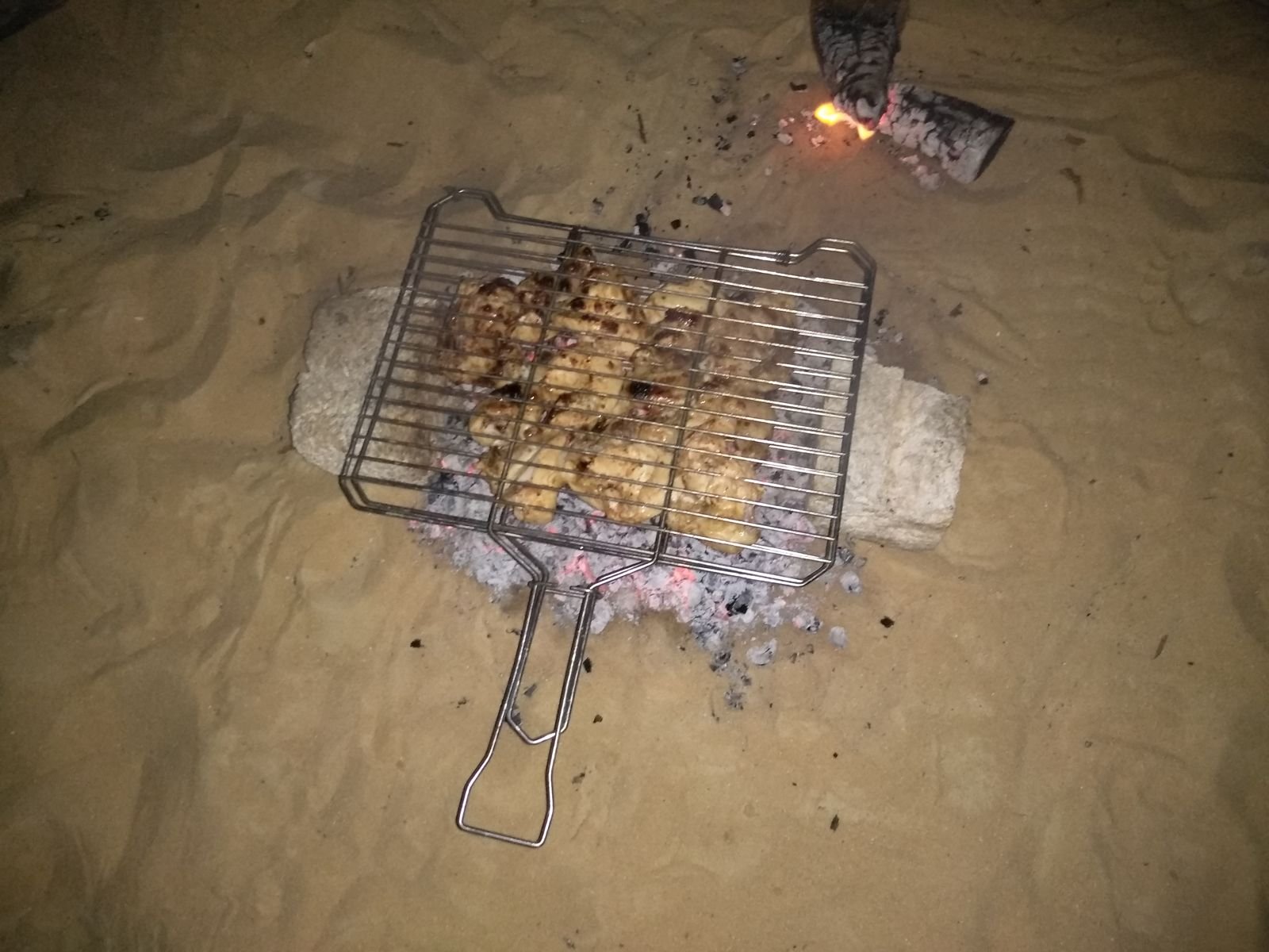 Grillades au feu de bois dans le désert Blanc